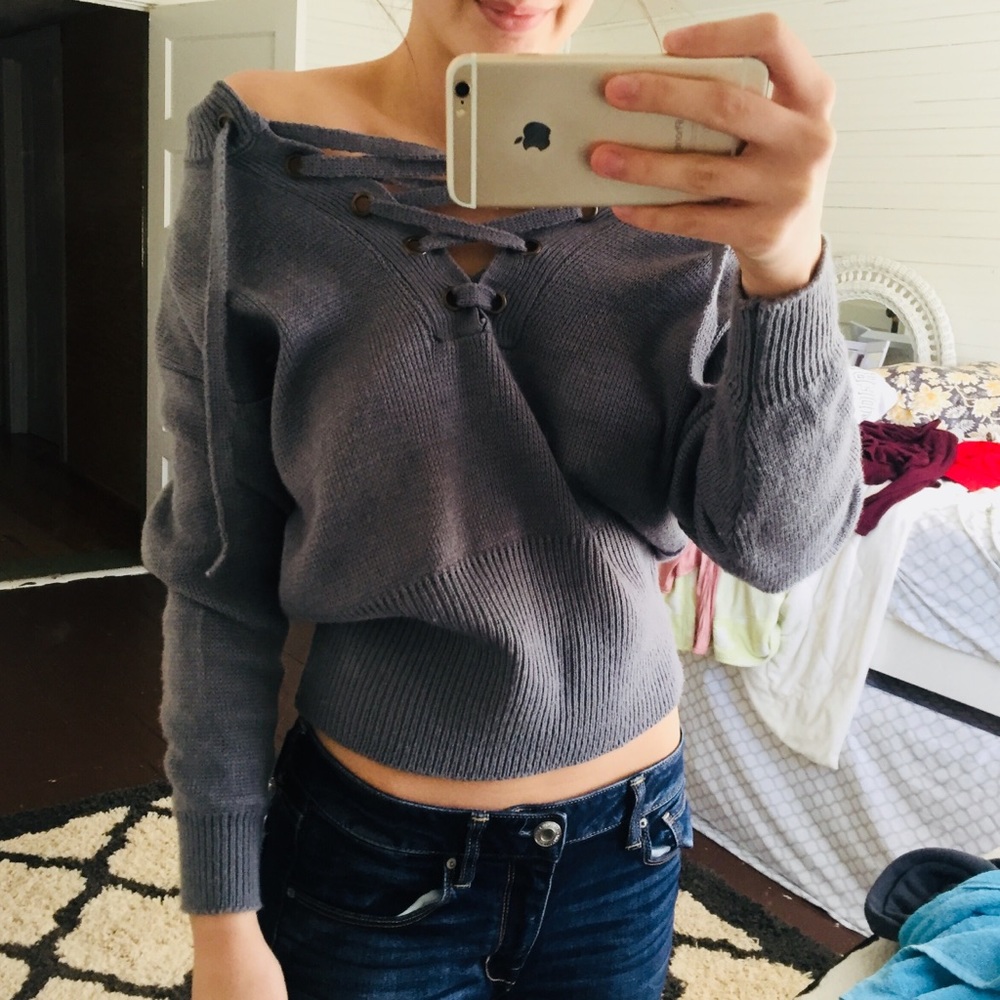 OFF THE SHOULDER CROPPED SWEATER